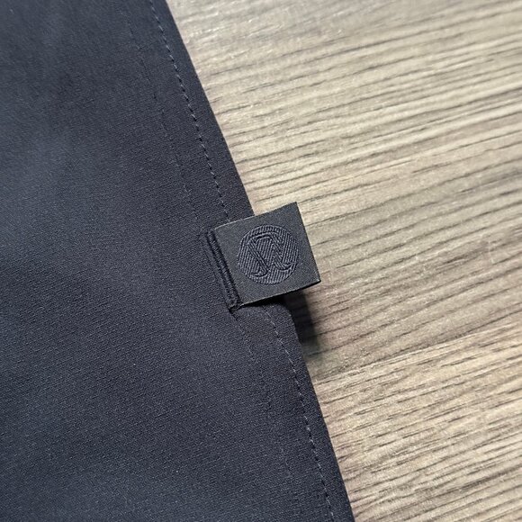 *NEW Lululemon Men's New Venture Long Sleeve Shirt - Navy - Picture 5 of 8